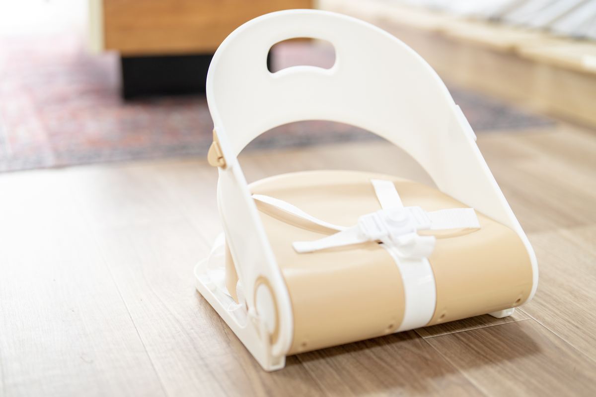 ベルトつきの子ども用の椅子